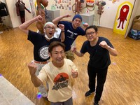 展示イベント会場に集結し、気勢を上げるなべやかん（手前）と仲間たち＝横浜市内