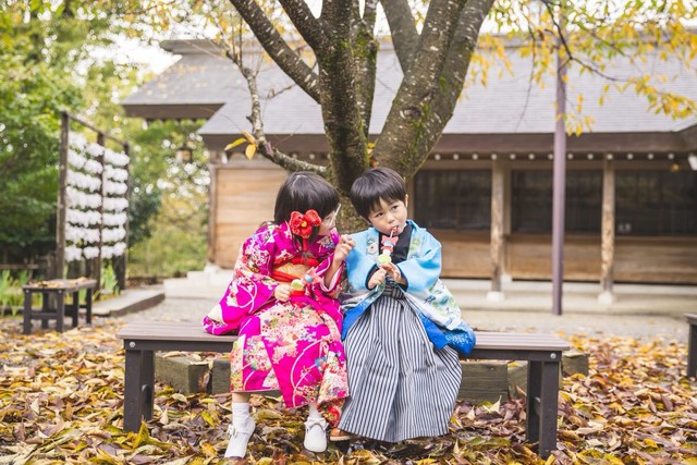 お菓子を2人で仲良くパクリ♡（提供：みどぅ家のちいのん様／(C)リトルジョイ（@littlejoy.photo））
