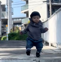 ご機嫌に歩くとちゃんの先には…！？（提供：@tototochan26さん）
