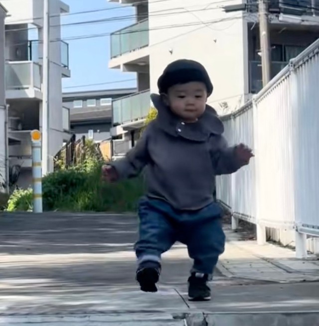 ご機嫌に歩くとちゃんの先には…！？（提供：@tototochan26さん）
