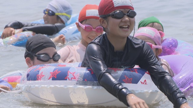 倉敷市の沙美海水浴場で海開き　地元小学生が一番乗り　岡山
