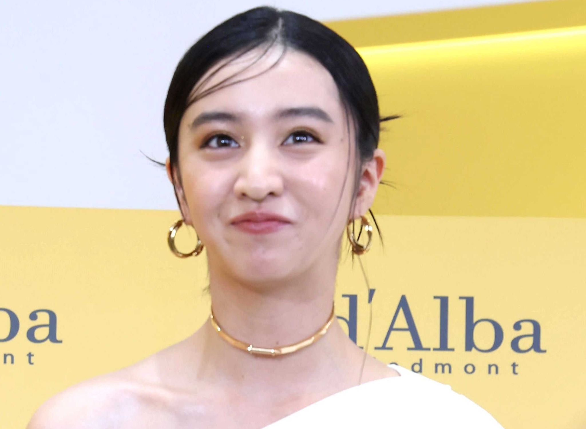 ゴールドのボディスーツにドキッ Koki, が大胆ランジェリー姿で美