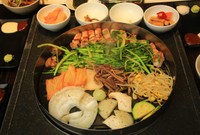 ナムルやキムチ、野菜も一緒に焼いて完成！