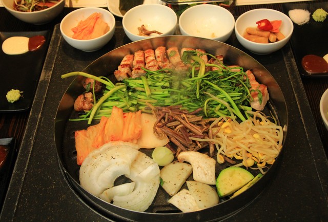 ナムルやキムチ、野菜も一緒に焼いて完成！