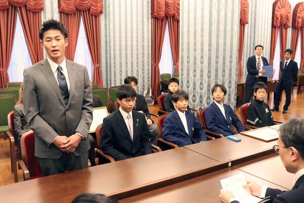 マスボクシングの全国大会シニアの部で優勝し、松井京都市長に結果を報告する野村さん（左端）ら＝市役所