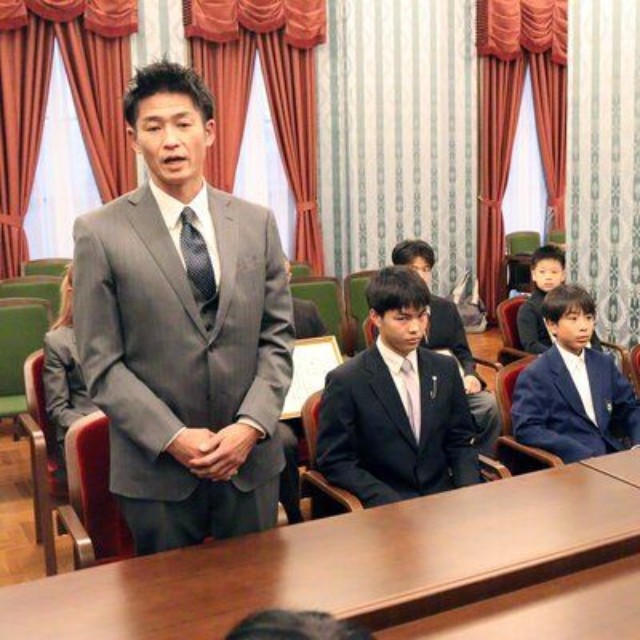 マスボクシングの全国大会シニアの部で優勝し、松井京都市長に結果を報告する野村さん（左端）ら＝市役所