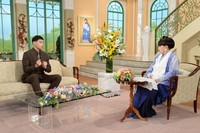 黒柳徹子さん（右）とトークを展開するUTAさん