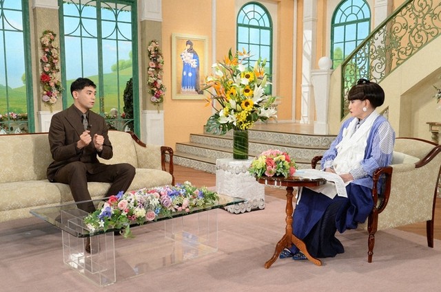 黒柳徹子さん（右）とトークを展開するUTAさん