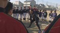巨人のコーチ・鈴木尚広さんが野球教室　代走通算盗塁の日本記録保持者がコツなど指導　岡山市
