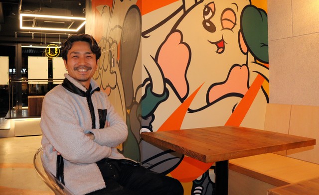 店内で意気込みを語る見島さん（京都市下京区）
