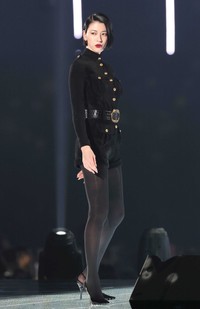 ランウェイに登場した三吉彩花＝さいたまスーパーアリーナ