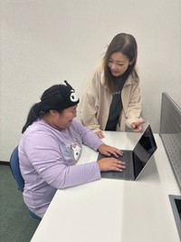 就労支援A型作業所で楽曲を制作している場面