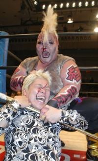 神取忍（下）を攻めるダンプ松本＝2005年