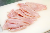 鶏むね肉のそぎ切り※画像はイメージです（kariphoto/stock.adobe.com）
