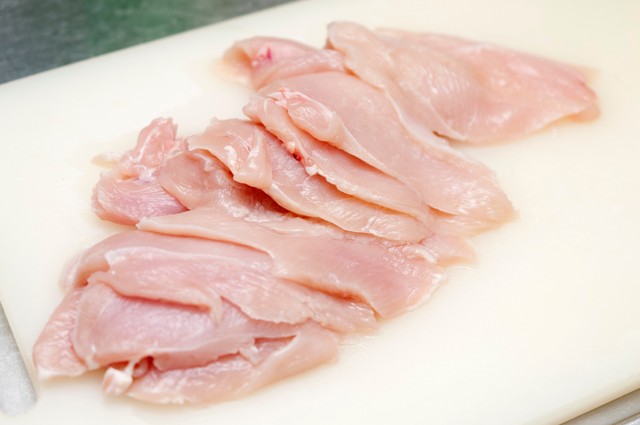 鶏むね肉のそぎ切り※画像はイメージです（kariphoto/stock.adobe.com）
