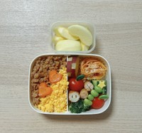 生野菜や果物は別の容器に入れる※画像はイメージです（PhotoAC）