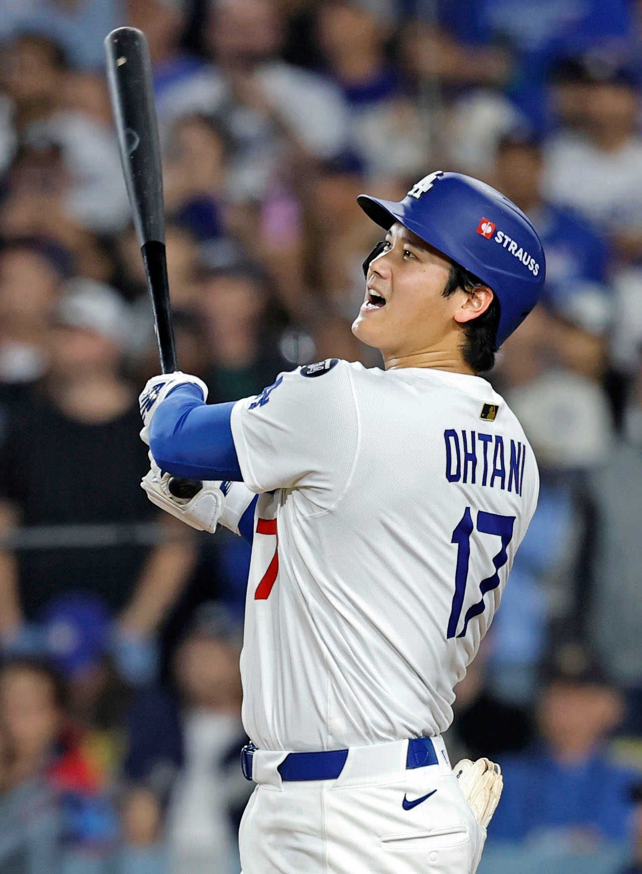 ブルワーズ戦の7回、この試合3本目の本塁打を放つドジャース・大谷=2025年10月17日、ロサンゼルス(共同)