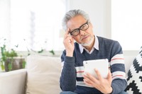 考える男性※画像はイメージです（miya227/stock.adobe.com）