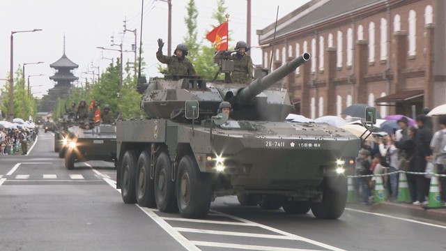 陸上自衛隊　記念行事に多くの人　第14旅団創隊20周年　「グリーンインパルス」によるバイクアクロバット演技など披露　香川・善通寺