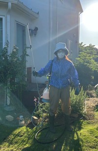 「現実」の一枚。防護服に身を包み、薬剤を散布する様子／たなこさん（@tikwb）提供