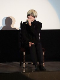 トークショーでアニメ収録時の裏話などを披露した榊原さん＝岡山市