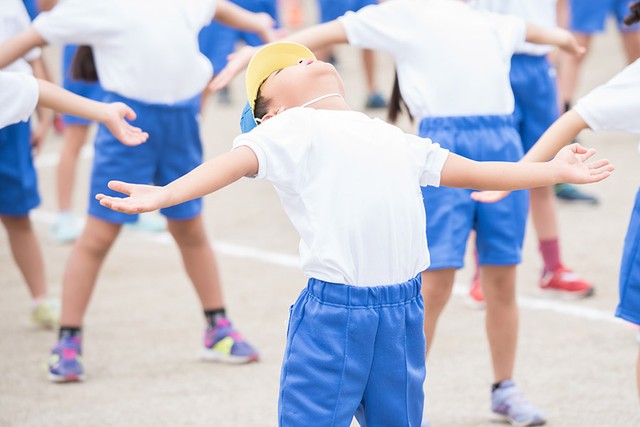 夏休みの風物詩だったラジオ体操。朝早くの公園で子どもたちが通っていた姿が徐々に減少。写真はイメージです（tatsushi/stock.adobe.com）