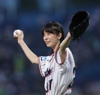 ファーストピッチセレモニーを務めた佐藤菫(SUMIRE)＝神宮