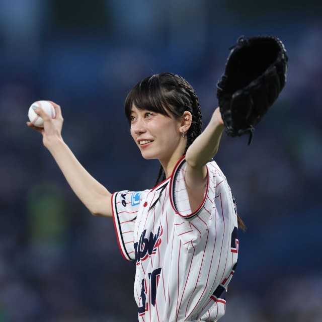ファーストピッチセレモニーを務めた佐藤菫(SUMIRE)＝神宮
