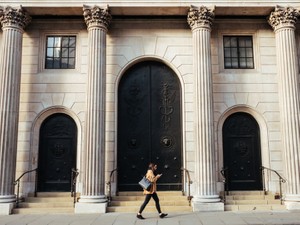 銀行員4年目の私。コロナから少しでも多くの会社を守りたくて、私は仕事に行く