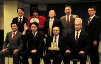 社会風刺コント集団「ザ・ニュースペーパー」のメンバー（前列右から2人目が渡部又兵衛さん）