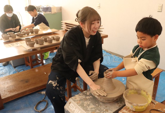 回転する力で器の形ができることを体験する子ども（京都府亀岡市余部町・ガレリアかめおか）