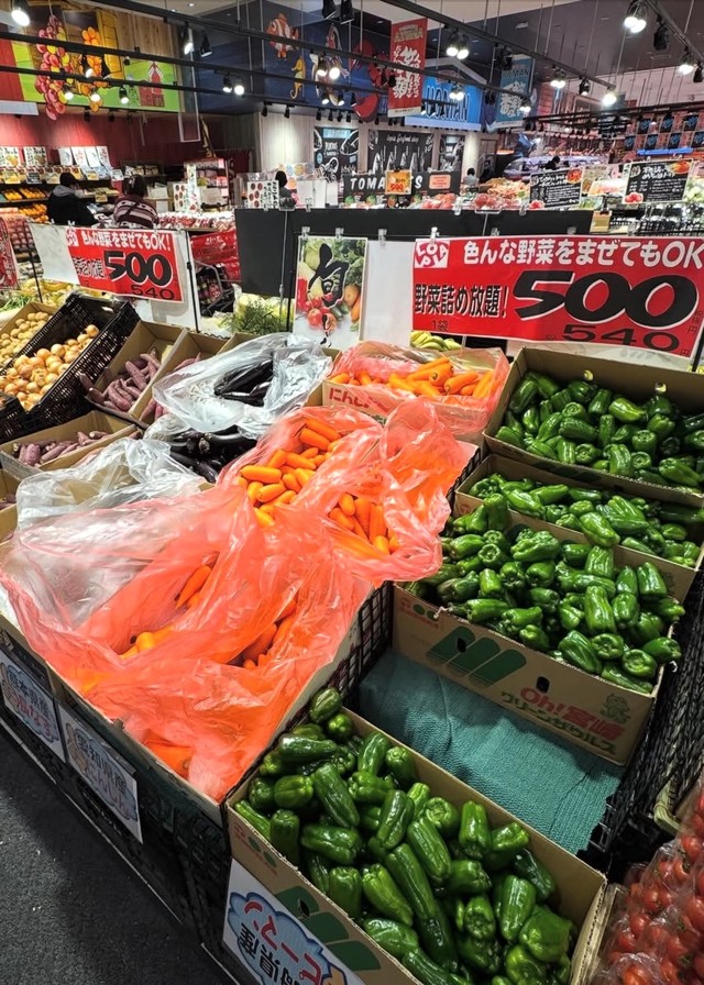 ロピア店頭で行われていた野菜詰め放題の売り場／naoさん（@n__tabelog）提供