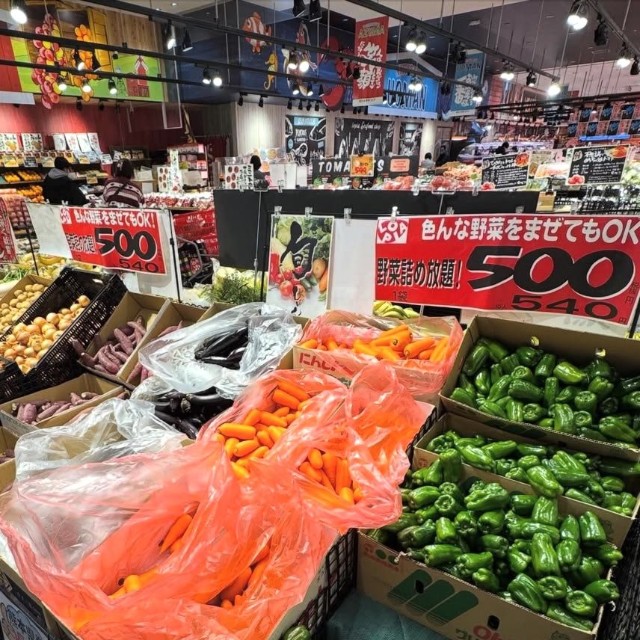 ロピア店頭で行われていた野菜詰め放題の売り場／naoさん（@n__tabelog）提供