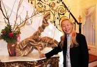 東京・表参道の自邸を公開した假屋崎省吾