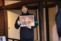 参拝者を前に地蔵院の歴史を説明する会長の牧野さん
