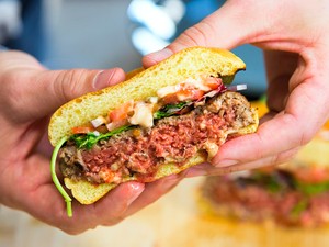 人工肉がスーパーに並ぶ日　米国発の技術は温暖化から地球を救うか