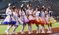 日本ハムの練習前に球場に姿を見せたSWEET STEADY＝エスコンフィールド北海道