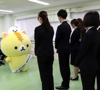 新入社員へエールを送るコロニャ (C)2024 SAN-X CO., LTD. ALL RIGHTS RESERVED.