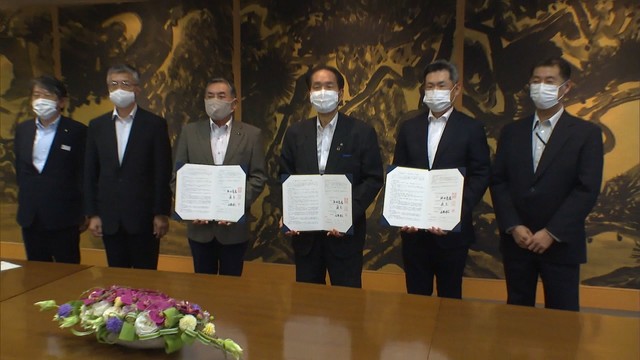 坂出市・番の州に「医療用ゴム手袋の工場」建設へ締結式　地元の雇用創出にも期待　香川