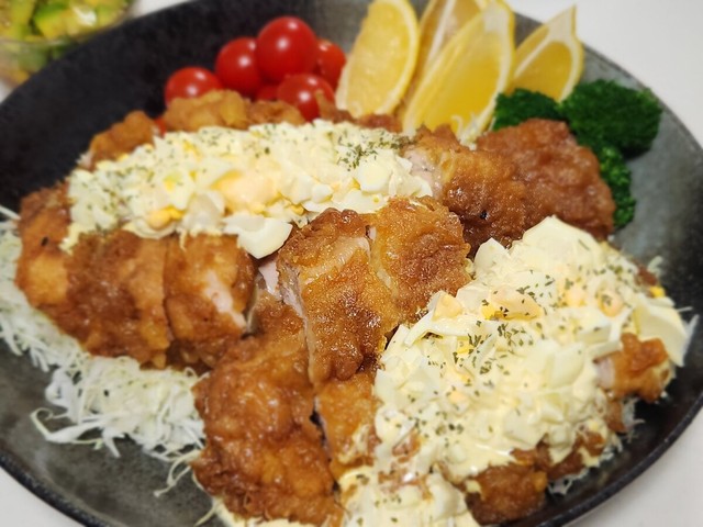 別の日のご飯①普段少食な家族がたくさん食べてくれたチキン南蛮／エンジニアの猫さん（@neco_engineer）提供