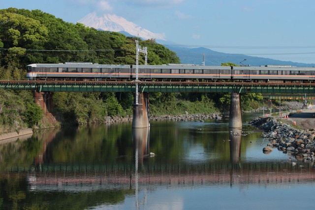 富士山をバックに黄瀬川を渡る373系電車(Fujibusa/stock.adobe.com)