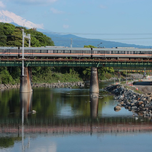 富士山をバックに黄瀬川を渡る373系電車(Fujibusa/stock.adobe.com)