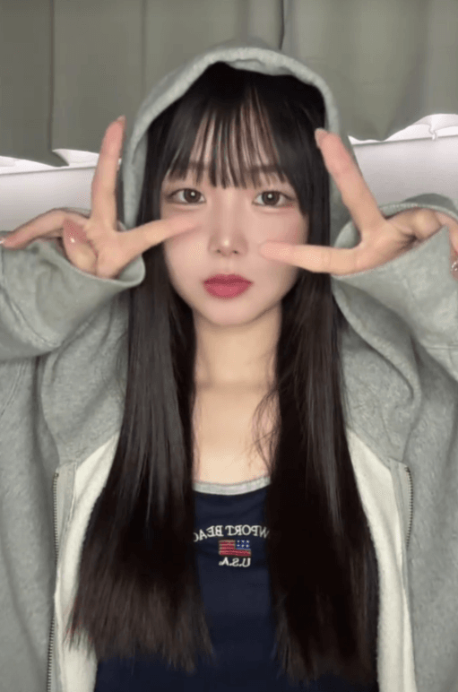 最近は顔まわりに手を持ってくる“小顔ポーズ”が多いそう／ことさん（@_koto.8）提供