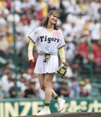 マウンドで照れ笑いのトラウデン直美