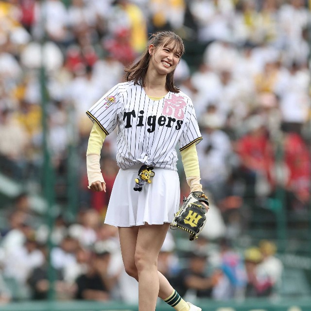 マウンドで照れ笑いのトラウデン直美