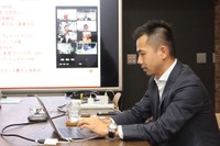 参加者と画面越しに話す上田浩史さん＝神戸市内