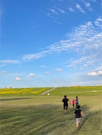 いつもお兄ちゃんたちが4歳さんを遊びに連れて行ってくれるように、ロイくんを夏祭りに連れて行きたかったようです（提供：ゴンゾウR4さん）