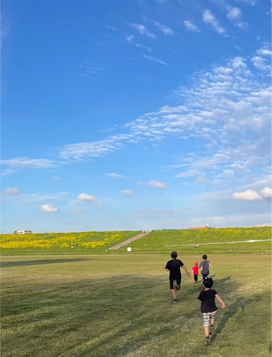 いつもお兄ちゃんたちが4歳さんを遊びに連れて行ってくれるように、ロイくんを夏祭りに連れて行きたかったようです（提供：ゴンゾウR4さん）