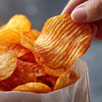 ポテチの油で手がベトベト…※画像はAIが作成したイメージです（mlangsen/stock.adobe.com）