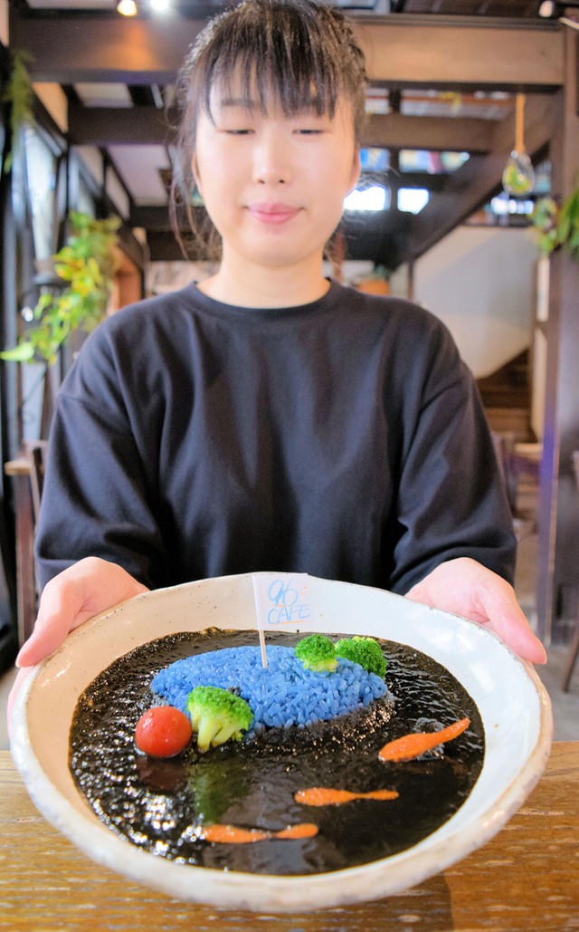 青いご飯で琵琶湖、黒いカレールーで黒壁を表現した（長浜市元浜町・黒壁十八號館９６ＣＡＦÉ）
